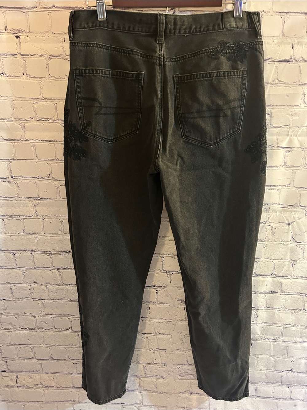 American Eagle Outfitters Black Mom Jeans with Embroidery Size Women’s 12 LONG - Picture 4 of 8